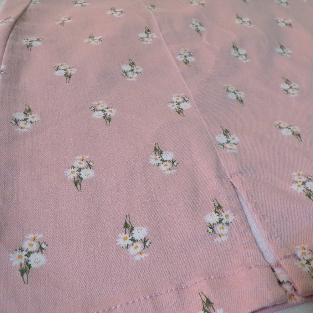 Aeropostale pink mini-skirt sprinkled with little daisies Size L